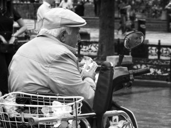 Cadeira motorizada para idosos: conforto e autonomia garantidos